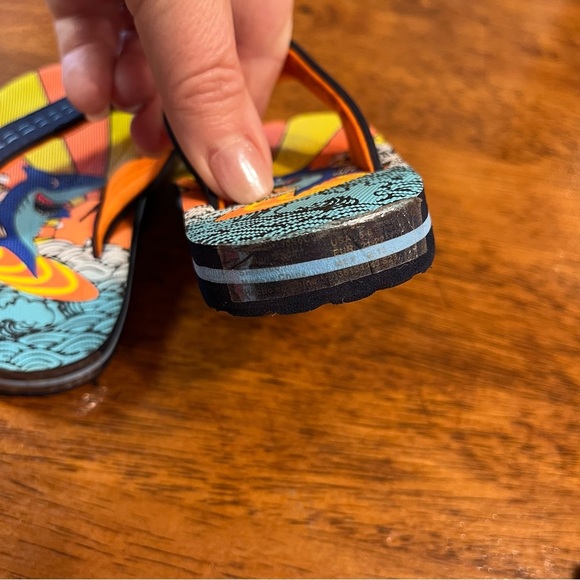Boys blue orange yellow shark flip-flop sandals size 5-6 - Picture 4 of 4